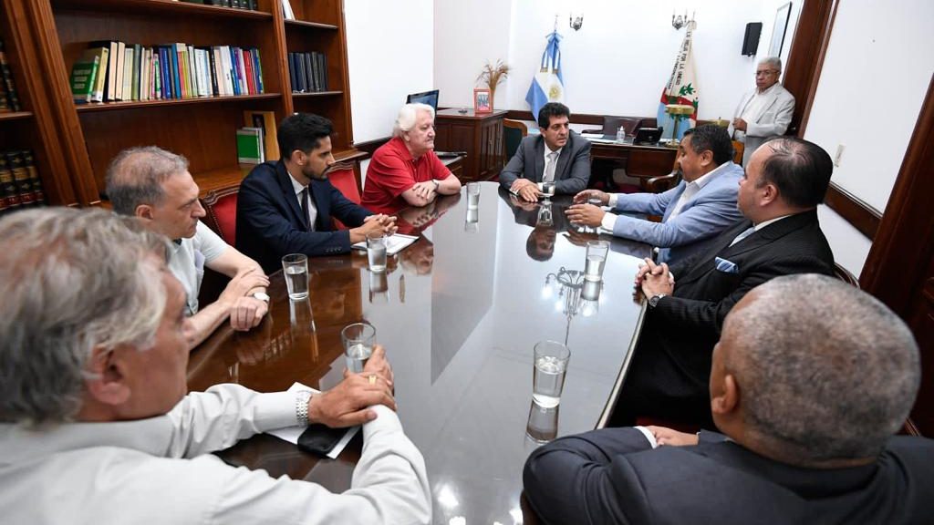 Cumbre de las 62 Organizaciones Peronistas con senadores de Unión por la Patria para garantizarse que rechacen el DNU del Gobierno