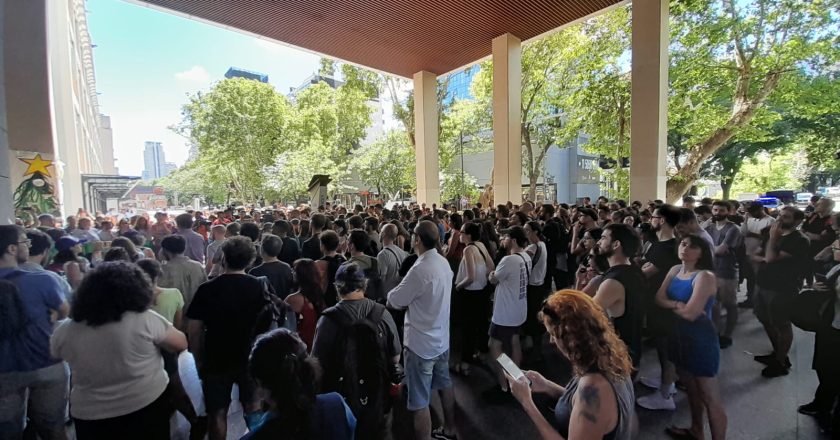 Trabajadores del Conicet realizaron un «ruidazo», ocuparon el hall del Polo Científico y denunciaron despidos en el organismo