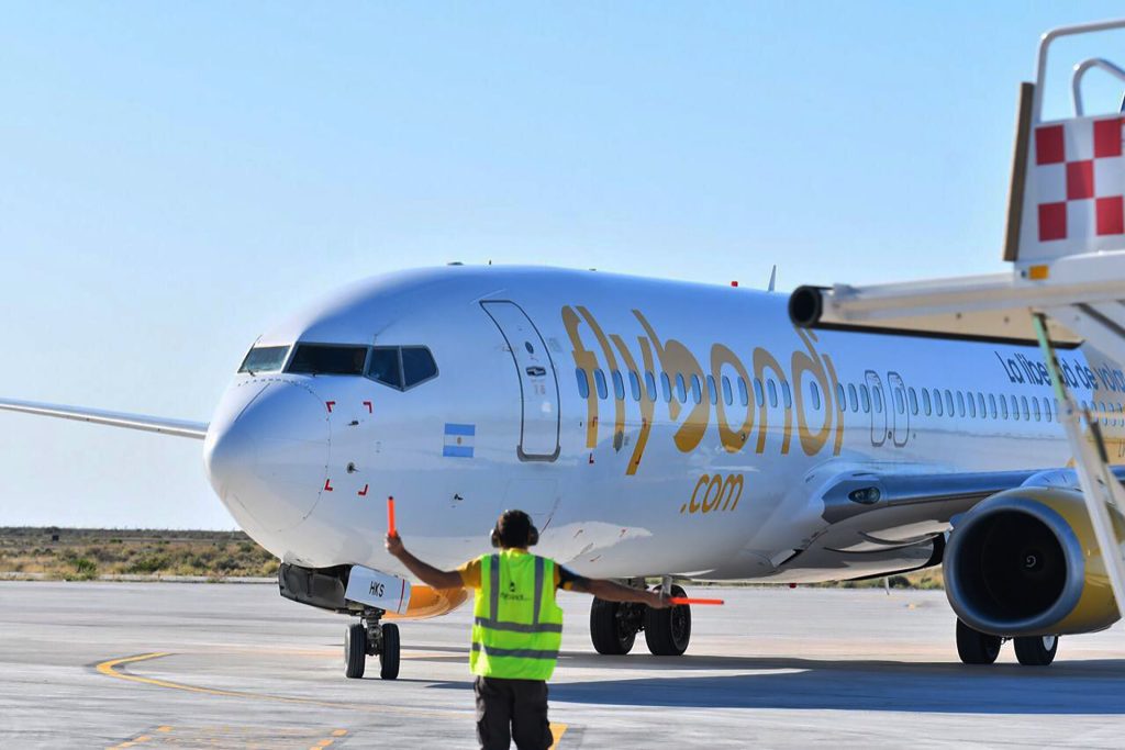 Flybondi dejó una deuda millonaria con las estatales y cientos de trabajadores en la calle mientras el Gobierno insiste en privatizar Intercargo