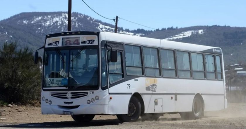 Bariloche va por el tercer día de paro de colectiveros en plena temporada alta: Les deben el salario de diciembre y el aguinaldo