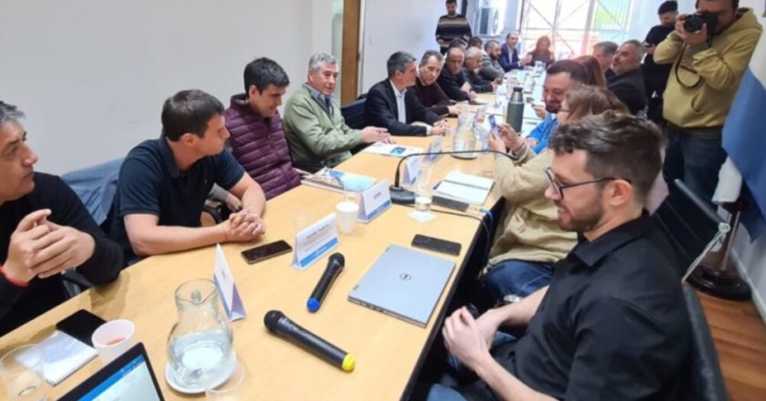 En su primer encuentro del año con docentes y estatales, Kicillof le avisó a los gremios que mantendrán las paritarias abiertas de forma permanente