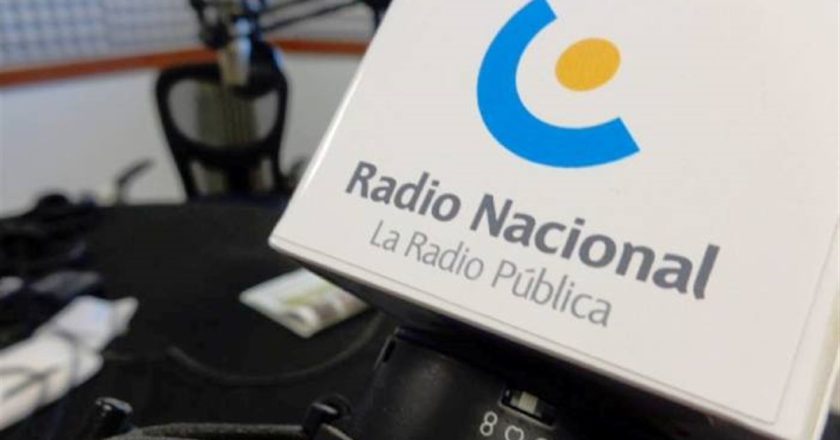 Motosierra I: Confirman la baja de 500 contratos en Radio Nacional, no hay garantías del pago de los salarios al resto y hay alerta en los sindicatos de la actividad