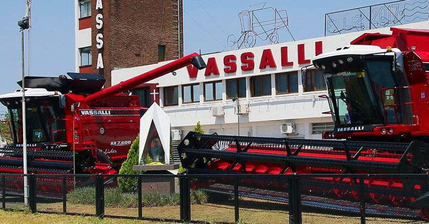 Tensiones en la fábrica de cosechadoras Vassalli por nuevos incumplimientos y se rumorean tratativas para vender la empresa