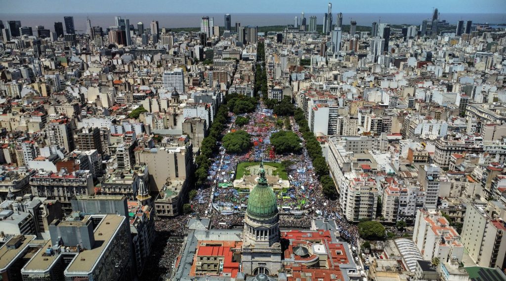 En medio de una estruendosa caída de los sueldos, se viene el primer Consejo del Salario de la era Milei