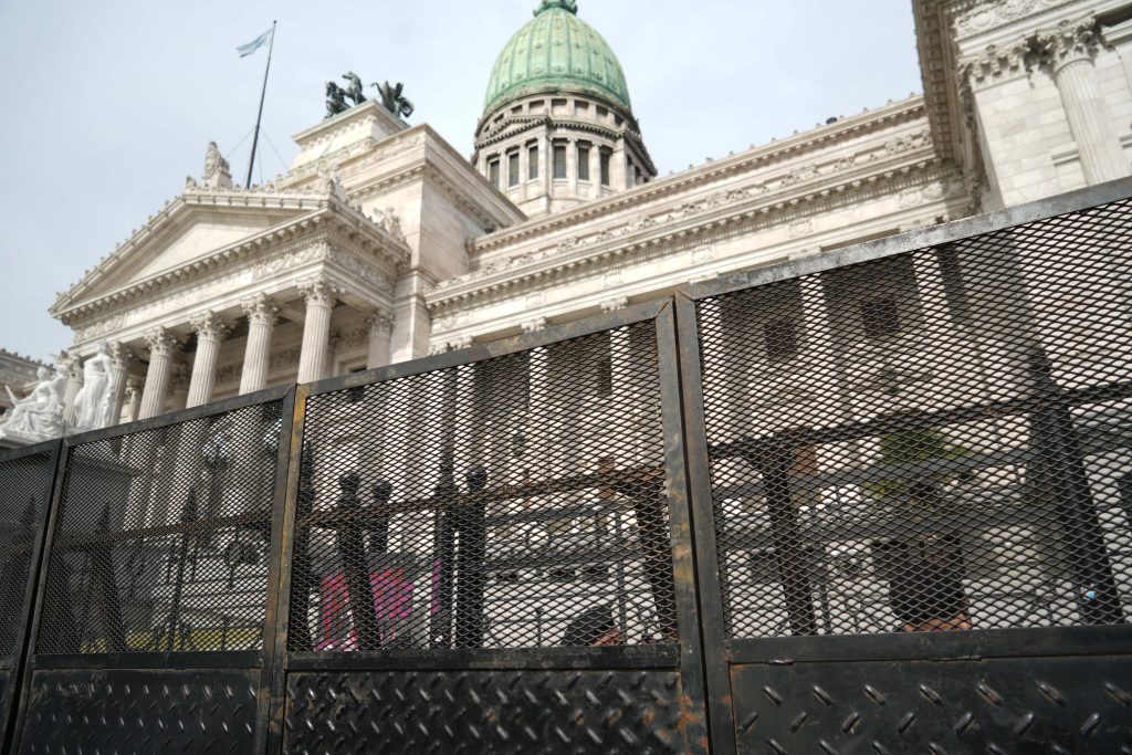 Tras el fracaso de su aplicación por DNU, ahora Milei analiza enviar su reforma laboral libertaria al Congreso