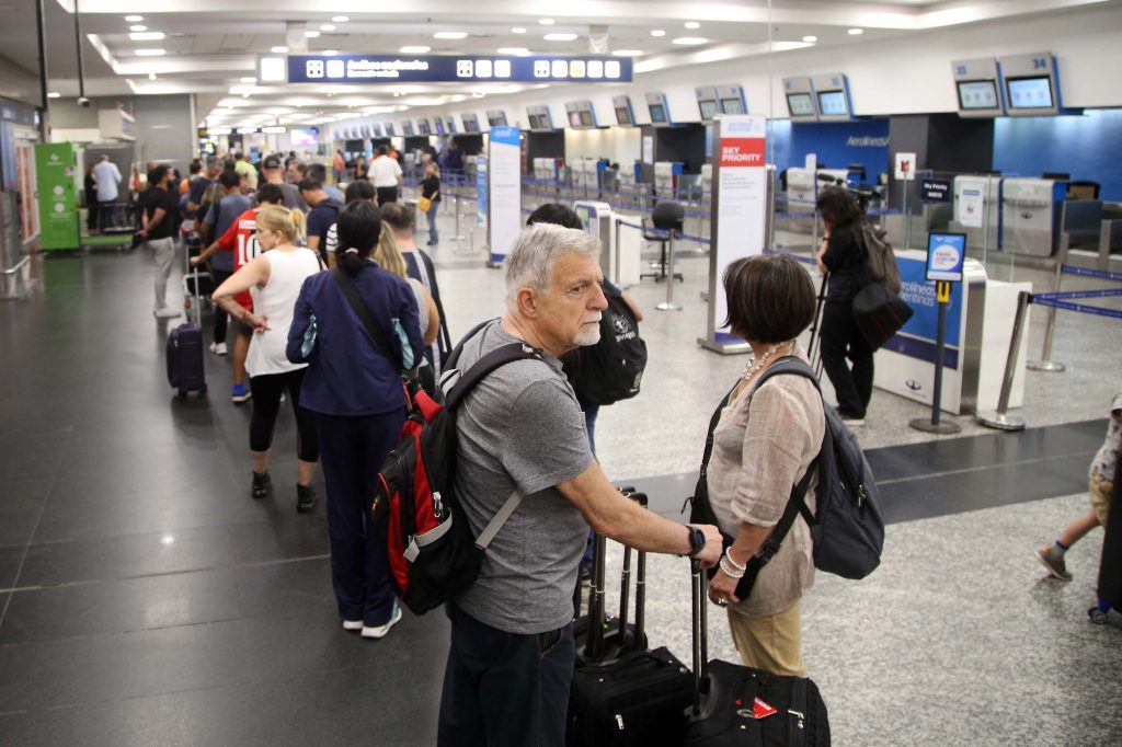 La huelga de aeronáuticos paralizó cientos de vuelos, Bullrich tuiteó que mandó a liberar bloqueos y le respondieron: "La mañana no es buena hora para comenzar con el Malbec"