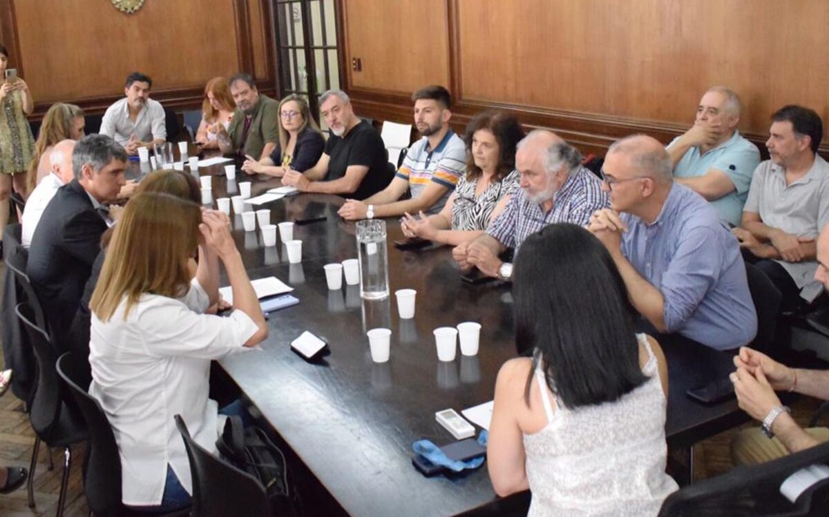 En medio del congelamiento salarial, el Gobierno convocó para el lunes a los estatales a discutir paritarias: "Será difícil un acuerdo"