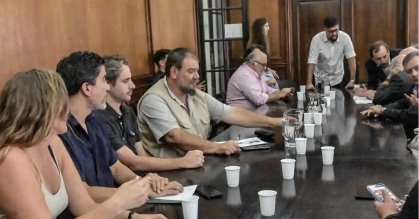 En medio del congelamiento salarial, el Gobierno convocó para el lunes a los estatales a discutir paritarias: «Será difícil un acuerdo»