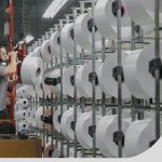 La industria textil opera con apenas 4 de cada 10 máquinas, lidera los despidos en la era Milei y es el rubro que menos sube sus precios