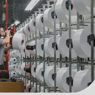La industria textil opera con apenas 4 de cada 10 máquinas, lidera los despidos en la era Milei y es el rubro que menos sube sus precios