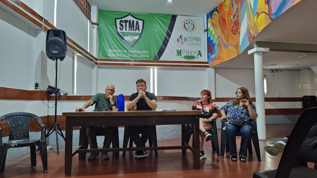 #ENFOQUE En la base de la pirámide salarial, los municipales ya sufren la motosierra: "El ajuste lo van a sufrir todos los trabajadores, y los estatales más, pero los municipales venimos corriendo muy de abajo"