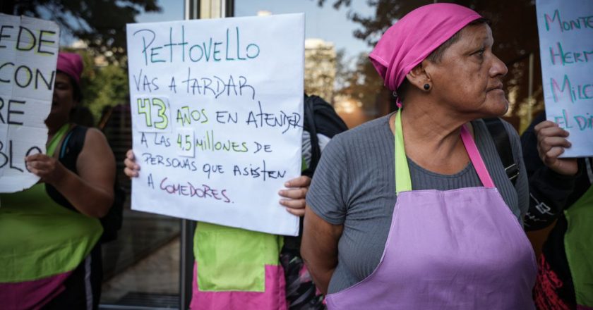 El gremio de las organizaciones sociales le plantó la «fila del hambre» a Pettovello en Capital Humano y ahora el Gobierno pide reclamar por «canales oficiales»