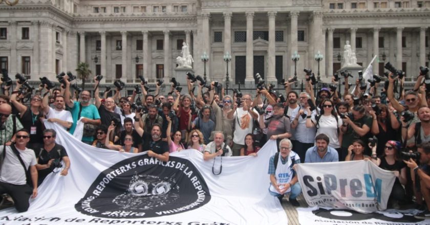 Los reporteros gráficos hicieron un «camarazo» frente al Congreso Nacional en repudio a la represión