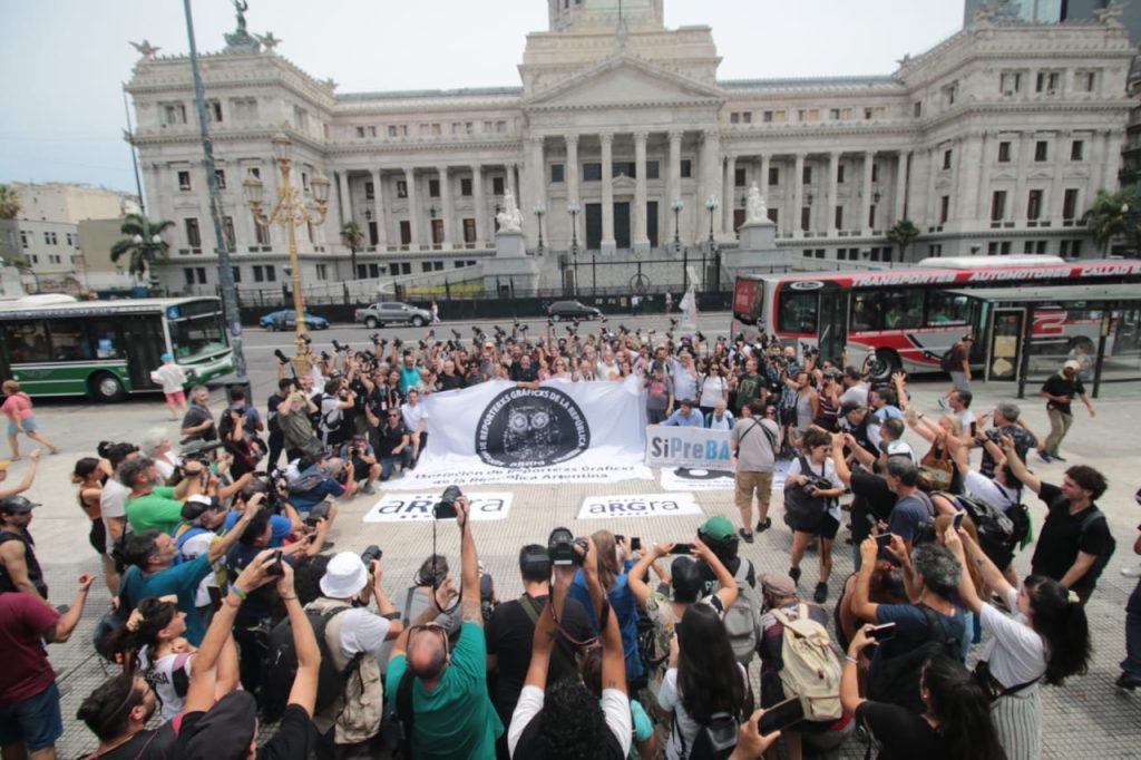 Los reporteros gráficos hicieron un "camarazo" frente al Congreso Nacional en repudio a la represión