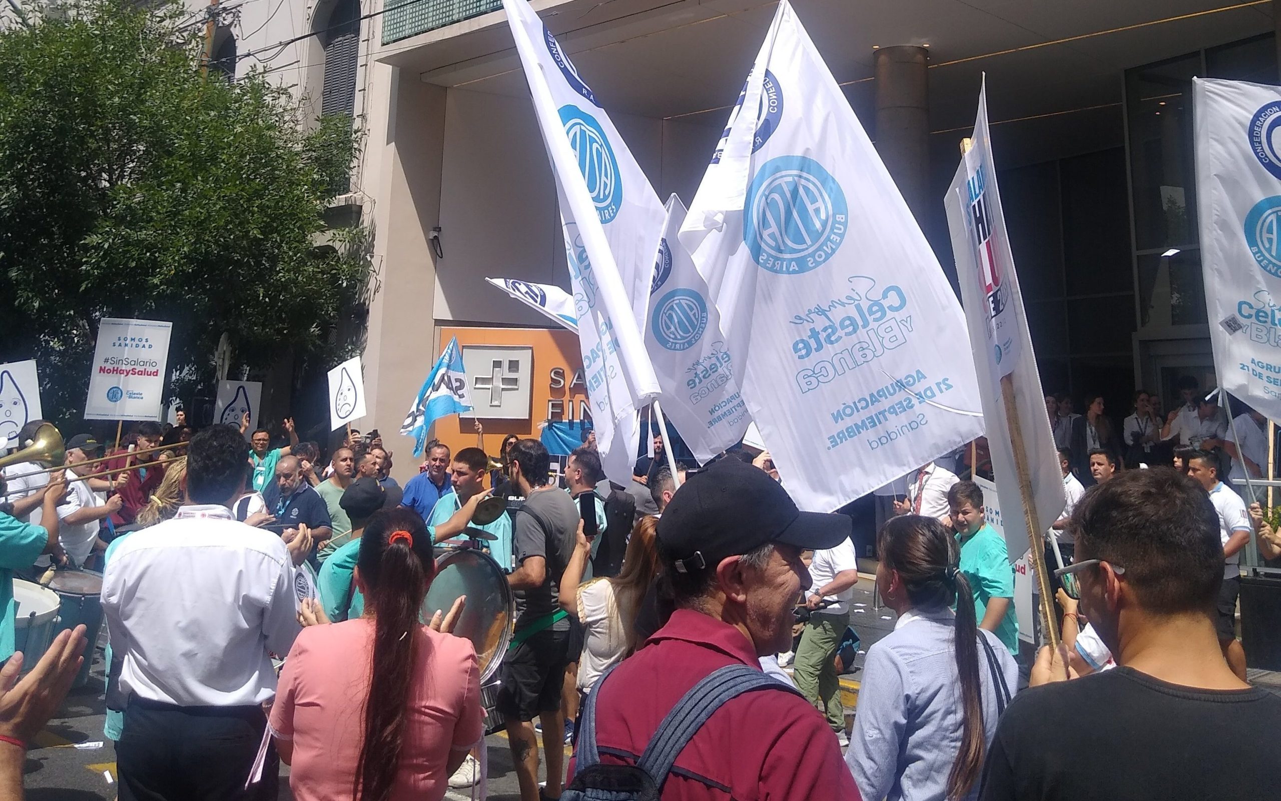 Integrantes de distintas asambleas barriales se reunieron con la CTA Autónoma y convocan a cacerolazos para voltear el DNU de Mieli