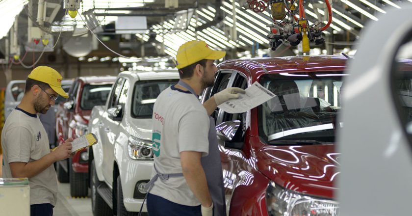 #EXCLUSIVO Por el freno de la industria automotriz Toyota recorta las horas extra, frena la efectivización de contratados y estima que le «sobran» 400 empleados