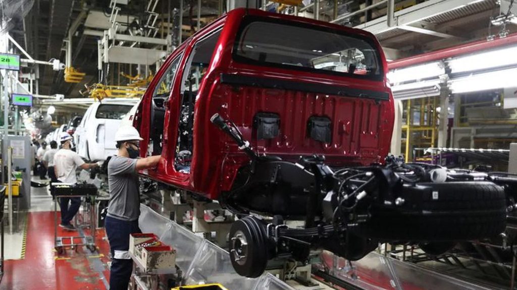 #EXCLUSIVO Toyota proyecta una caída más pronunciada de lo esperado y podría recortar un turno de producción
