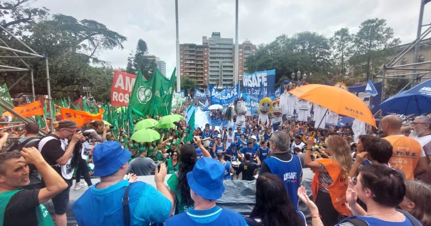 Arde Santa Fe con masiva movilización docente: «El aumento para un maestro que recién se inicia es de 21.000 pesos pero va a perder 28.700 del incentivo docente»