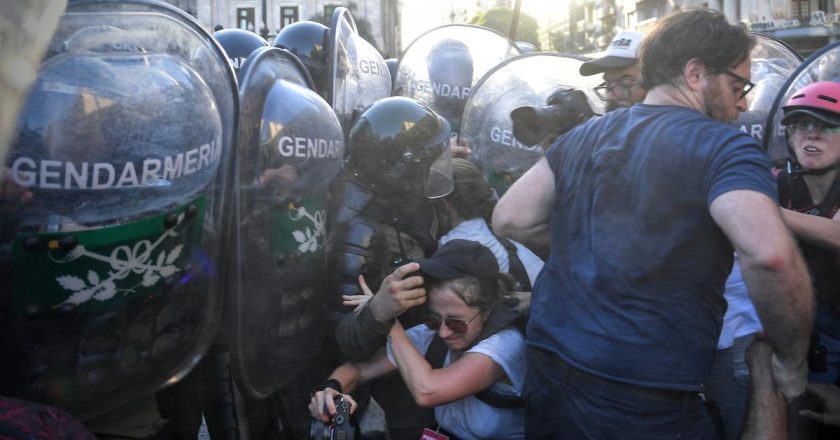 La CGT señaló que la represión fue generada y promovida «por las propias fuerzas policiales» y advirtió que el gobierno «está sembrando vientos»