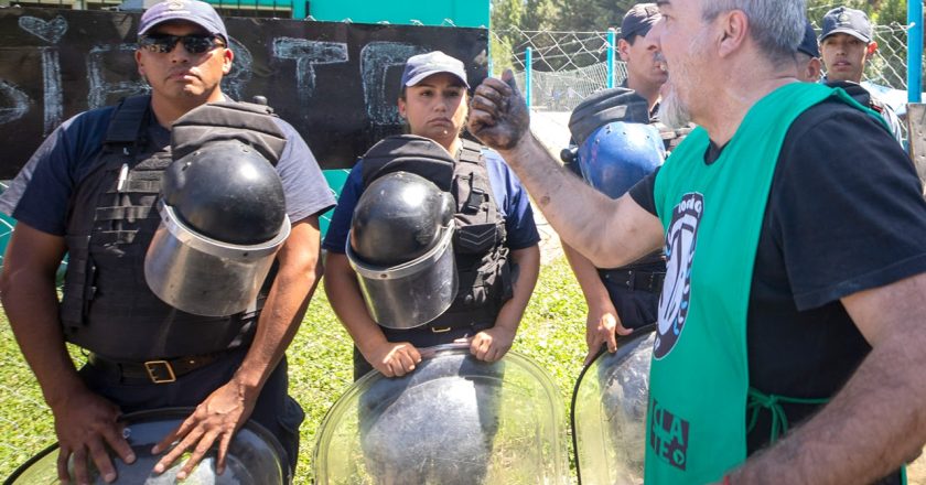 La CTA denunció que la marcha a Lago Escondido fue agredida a piedrazos por la patota de Lewis amparada por la Policía