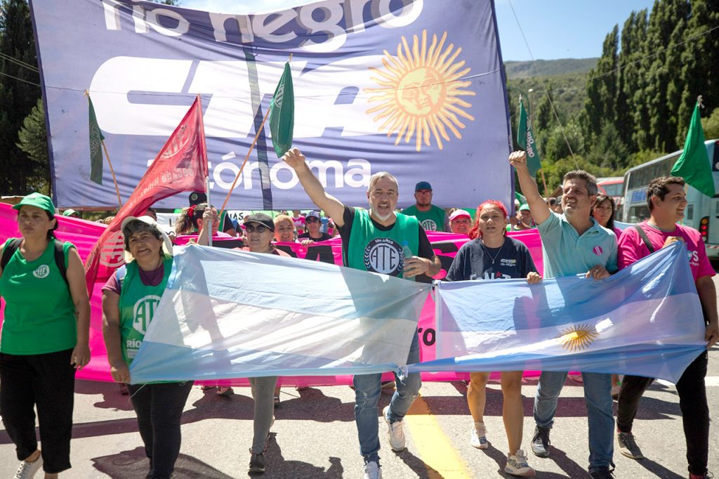 La marcha a Lago Escondido fue agredida a piedrazos por la patota de Lewis amparada por la Policía