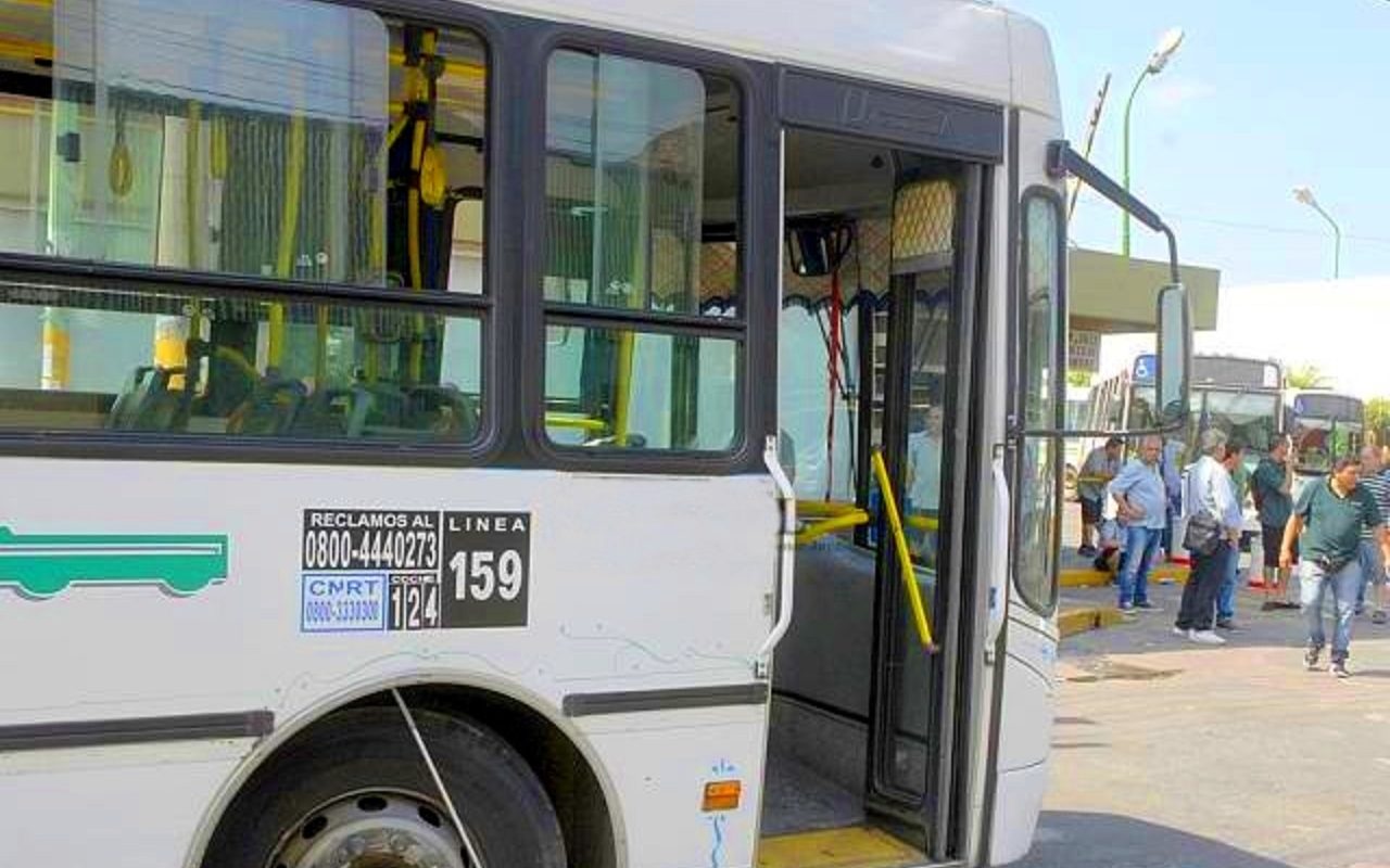 Choferes de 10 líneas de colectivos paran hoy porque no les pagaron las paritarias