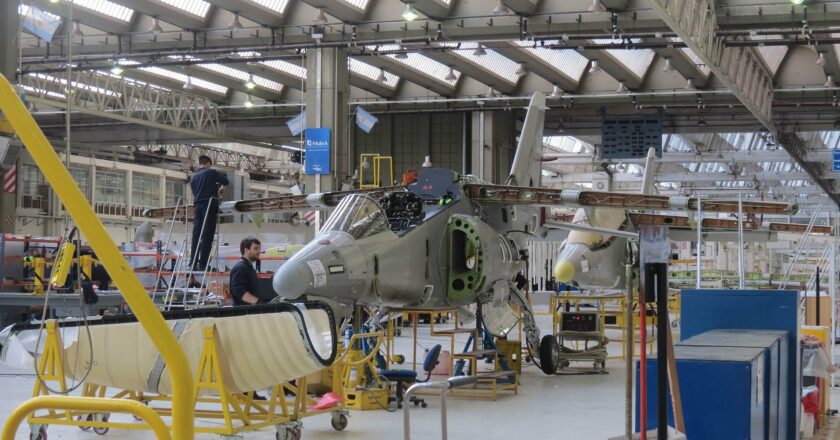 También hay ajuste con suspensiones y retiros voluntarios en la Fábrica Militar de Aviones en Córdoba