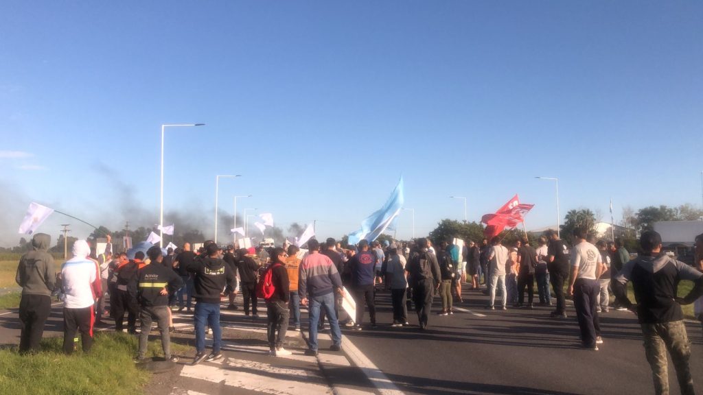 #URGENTE La UOM y la CGT Villa Constitución cortan la Autopista Rosario - Buenos Aires por el peligro de los 7 mil empleos que genera Acindar a nivel regional