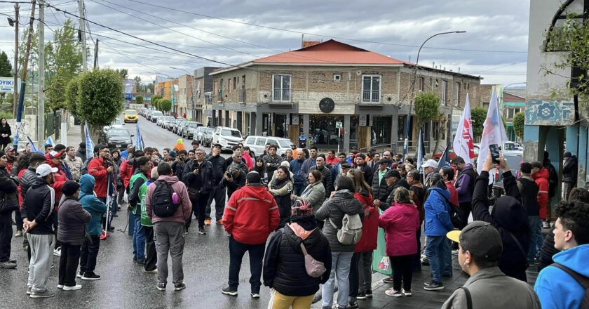 Reclamo en YCRT: Trabajadores de la energía sufren descuentos y demoras en el pago de salarios y se suman al paro nacional de estatales de este lunes