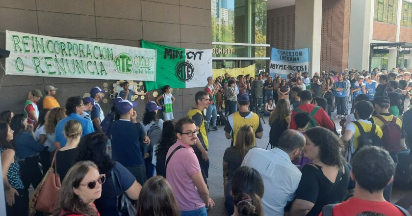 Trabajadores agremiados en ATE protestaron en dependencias estatales de Nación por la renovación de contratos, la reincorporación de despedidos y por una recomposición salarial