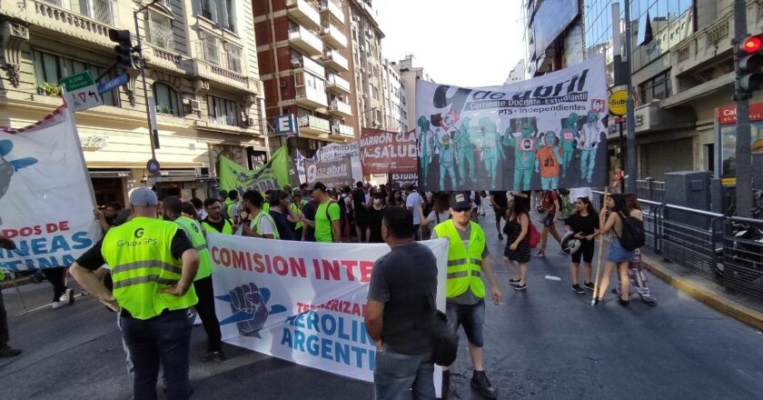 Trabajadores tercerizados de Aerolíneas reclamaron por despidos y contra el vaciamiento con cortes de accesos al Aeroparque