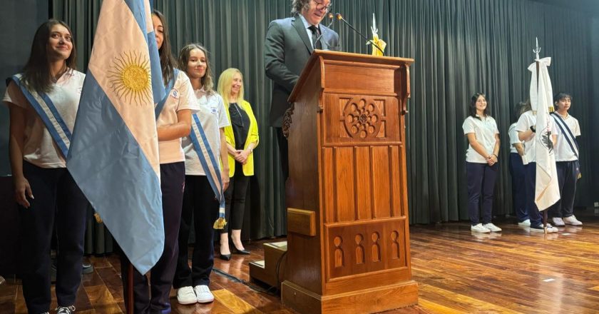 Durante un acto en la escuela de su infancia, el presidente Milei se jactó de haber echado a 50.000 empleados públicos y de dejar sin ayuda social a 200.000 personas