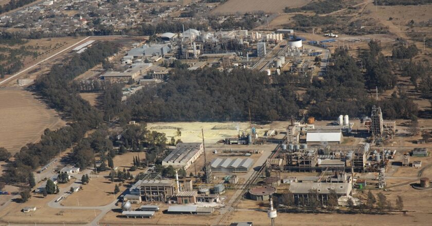 Por la caída de la actividad, Petroquímica Río Tercero paraliza su producción y suspende todo el personal con reducción de salarios