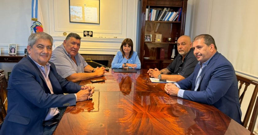 Rosario: Bullrich se comprometió con la Federación de Peones de Taxis a desplegar fuerzas federales y a esclarecer la ola de violencia