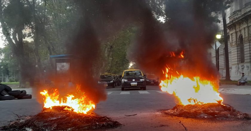 En Rosario la Federación de Peones de Taxis repudió un nuevo asesinato, van cuatro en menos de un mes: «No podemos ser sometidos a una ruleta rusa diariamente»