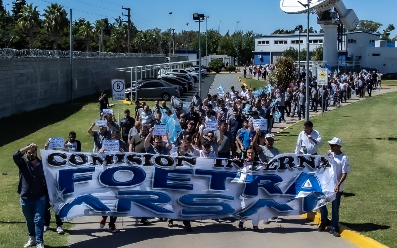 Milei desconoce el acuerdo para que los trabajadores de Arsat cobren bajo el convenio de telecomunicaciones y la empresa lleva 3 meses de conflicto salarial