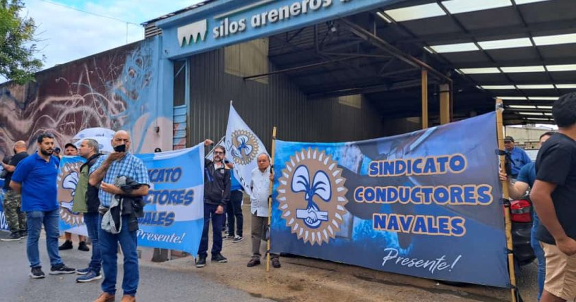 Arena y Piedra de Buenos Aires: gremios fluviales protestan en reclamo de la negociación paritaria y alertan sobre la falta de provisiones para personal embarcado