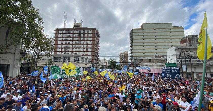 Imponente movilización de la UOM en Campana para desafiar las amenazas de Paolo Rocca y apuntalar la huelga de 72 horas de los siderúrgicos