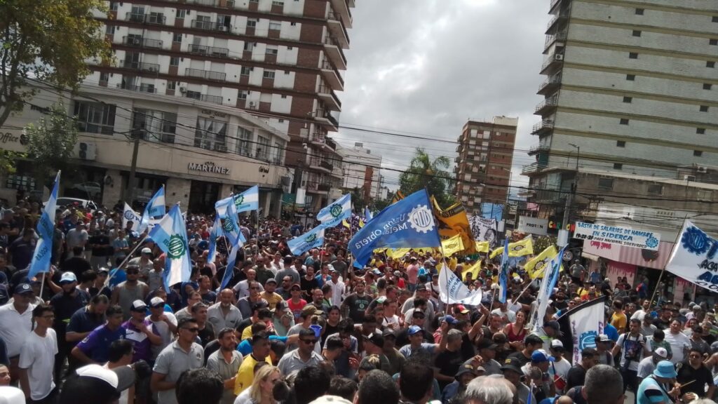Imponente movilización de la UOM en Campana para desafiar las amenazas de Paolo Rocca y apuntalar la huelga de 72 horas de los siderúrgicos