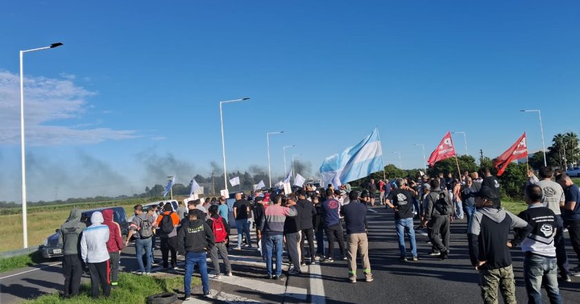 #URGENTE La UOM y la CGT Villa Constitución cortan la Autopista Rosario – Buenos Aires por el peligro de perder los 7 mil empleos que genera Acindar a nivel regional