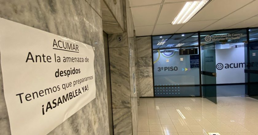 Estatales de la Autoridad de Cuenca Matanza Riachuelo se movilizaron por el plan de ajuste de gastos y estructuras
