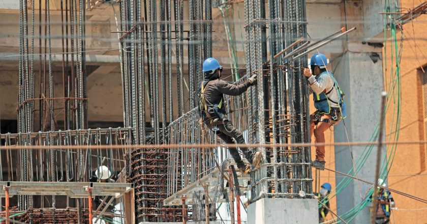 Grave: el salario promedio de los trabajadores formales ya está por debajo de la línea de la pobreza