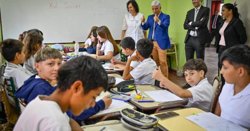 Poggi visitó una escuela y los docentes lloraron por su situación laboral: «Somos trabajadores de toda la vida y somos pobres»