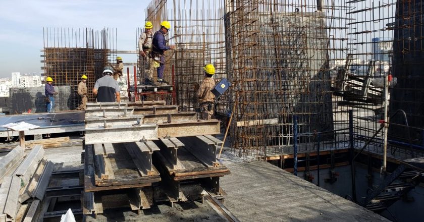 #URGENTE Caputo logró su objetivo y la UOCRA firmó la paritaria de febrero para los obreros de la construcción en 14%