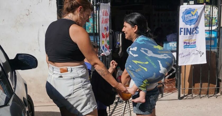 Dos trabajos y nada para comer: Familias argentinas frente al alza de precios de los alimentos