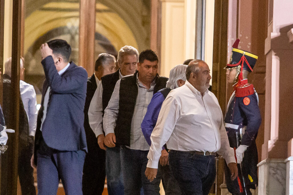 #ENFOQUE Debilitamiento financiero y el intento de bajar la presencia sindical en los lugares de trabajo, los puntos irritantes que sostienen el paro del 9 de mayo