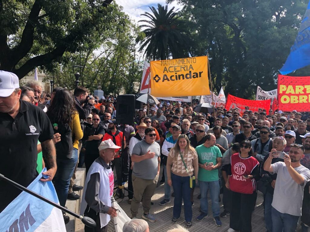 La UOM movilizó una multitud a los portones de Acindar en Villa Constitución: “No podemos seguir viviendo con este sueldo de mierda”