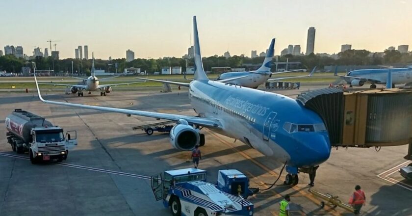 Aerolíneas Argentinas pierde la ruta Buenos Aires-Nueva York y gremios aeronáuticos denuncian vaciamiento por «destrucción de trabajo argentino» y «la entrega de la aviación a empresas extranjeras»