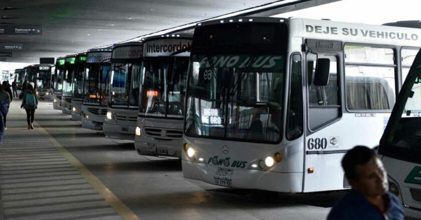 #AHORA Tras el fracaso salarial de ayer, comenzó en Córdoba un paro total del transporte interurbano