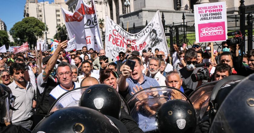 La Policía de la Ciudad reprimió con gases a docentes y jubilados que reclaman aumento de ingresos: «Los docentes siguen ganando lo mismo que a mitad de año del año pasado, es insostenible»